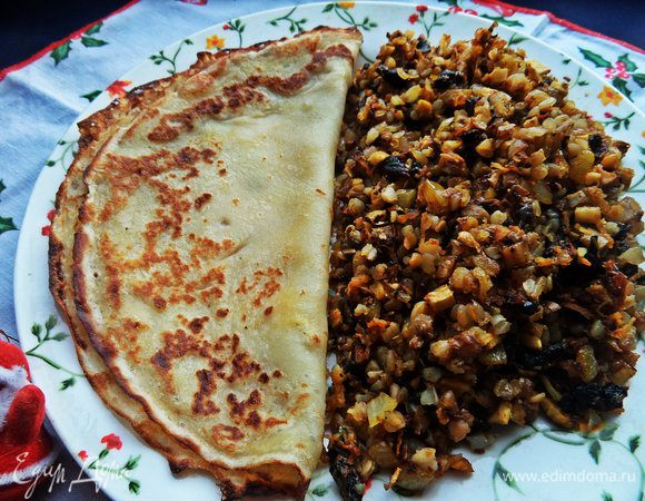 На тарелку кладём гарнир, на вторую половину — блинчик вместо хлеба.