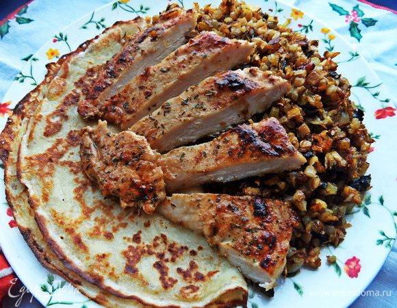 И переносим на тарелку. И так оформляем вторую порцию.