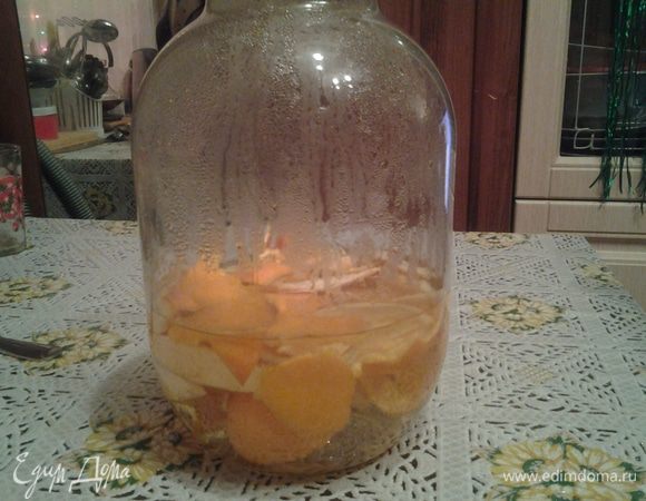 Покушали апельсин. Корки не выкидываем, моем и кладем в банку 3 литровую. Далее заливаем кипятком и даем постоять сутки.