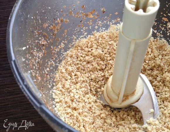 Орехи измельчить в блендере.