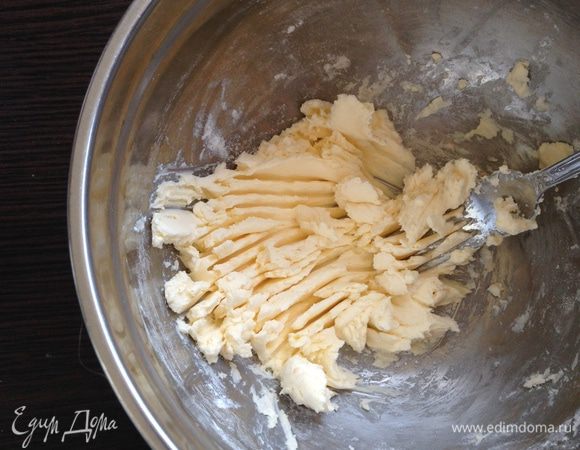 Сливочное масло растереть с сахарной пудрой и ванильным сахаром.
