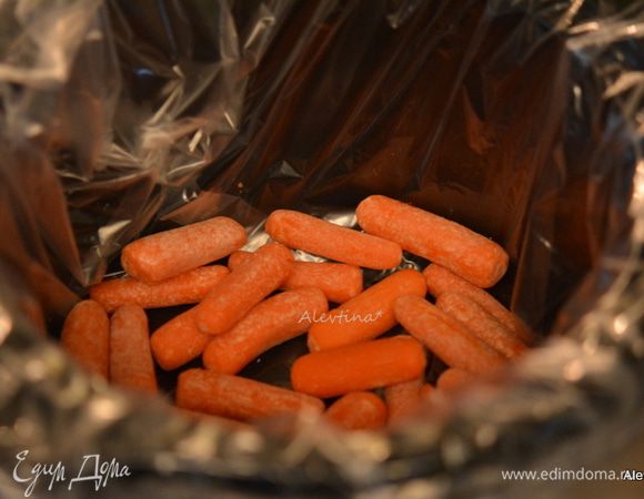 Приготовим медленноварку, выложим на дно очищенную морковь, порезанную на крупные кусочки. Если готовим в духовке, то используем жаровню.