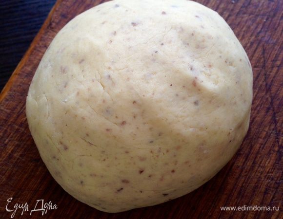 К масляно-яичной смеси добавить просеянную муку и измельчённые орехи, вымесить очень мягкое тесто. Сначала тесто будет похоже на крупную крошку, но после того, как вы начнёте вымешивать его руками оно хорошо соберётся в шар.
При необходимости, муку можете добавлять, чтобы тесто не липло к рукам, но было мягким!