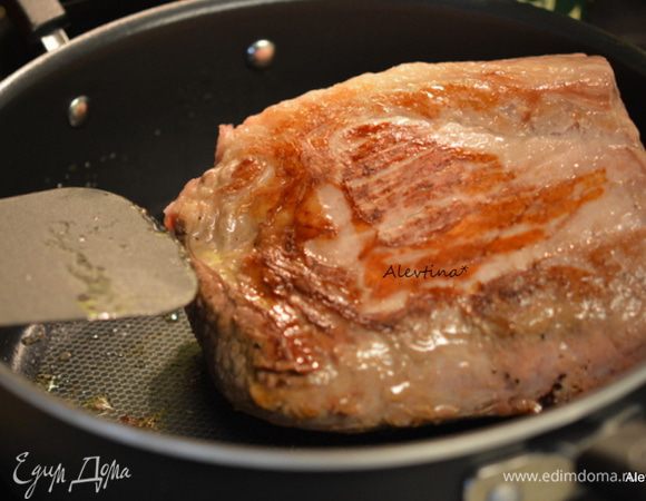 Разогреть масло на сковороде. Обжарить кусок говядины мякоть со всех сторон, тазобедренная часть по 3 минуты сторона. Переложить кусок говядины поверх моркови.