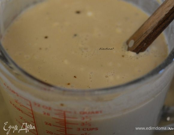 Смешать в емкости холодный бульон, мука,сливки, специи для мяса, если есть в продаже пакетик сухого  французского лукового супа. Перелить в кастрюльку и варить примерно помешивая 5 минут. Для жаровни бульона добавить на 1 стакан больше.