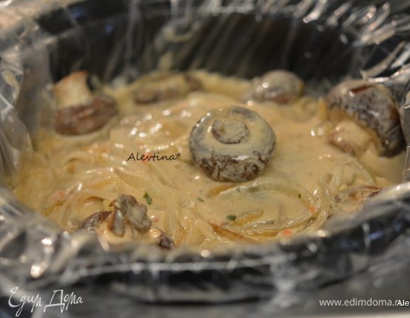 Перелить все в медленноварку или в жаровню. Закрыть крышкой и тушить в медленном режиме 7 часов. В духовке обязательно готовим под крышкой 2-3 часа.