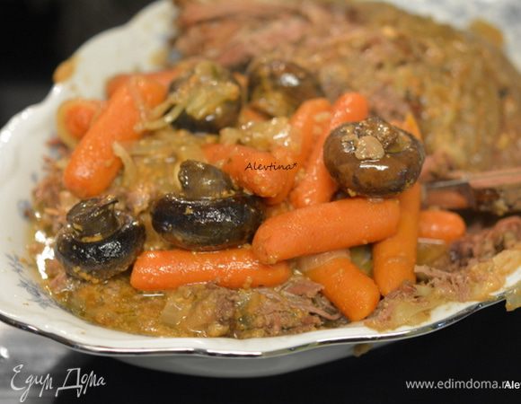 Говядину разрезаем на кусочки или разбираем вилкой на кусочки. После длительного приготовления говядина распадается легко на волокна.