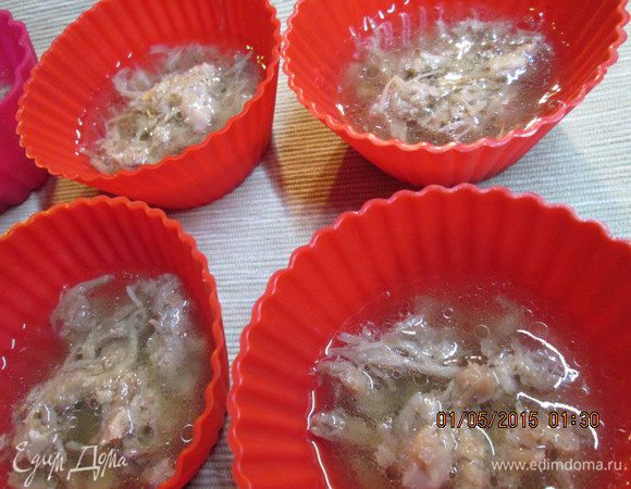 Варим холодец по вашему любимому рецепту.
Как обычно разбираем мясо на маленькие кусочки, процеживаем бульон и кладем в него натертый чеснок. На дно формочек для маффинов раскладываем мясо и заливаем 2 ст. л. бульона. Убираем на 30 минут в морозильную камеру.
