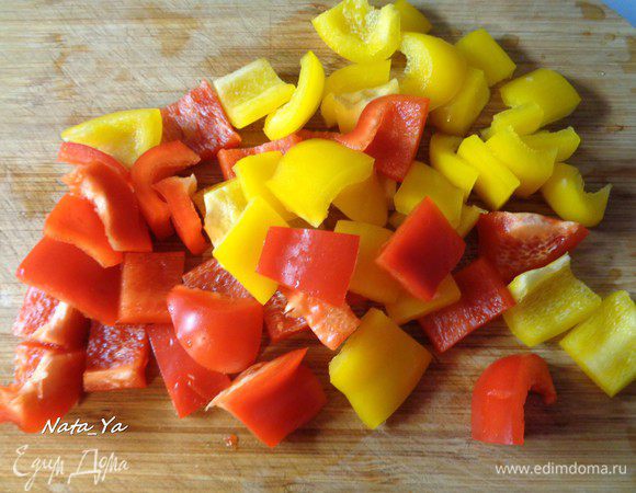 Из перца вынуть семена и порезать квадратами по 2-3 см. 