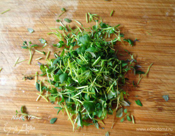 Зелень тимьяна порезать средне. Я использую для этого ножницы.