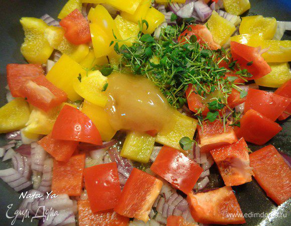 В сковороде разогреть оливковое масло и добавить туда лук, перец, тимьян и мед. 
