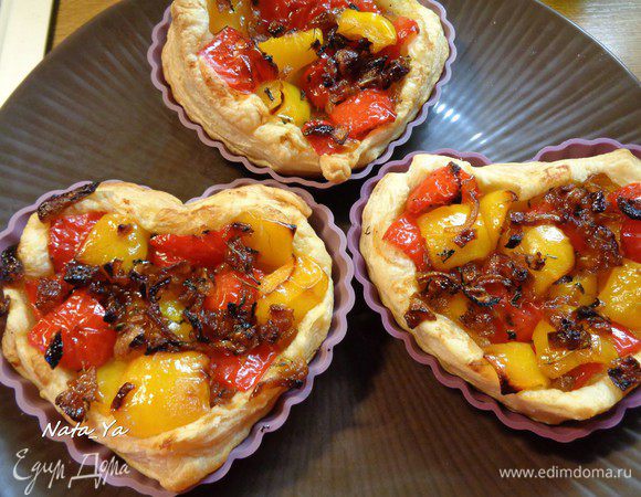 И поставим выпекаться в разогретую до 200°С духовку примерно на 20 минут.