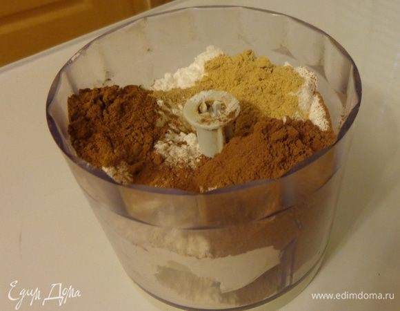 Смешать сыпучие ингредиенты с маргарином и растереть все в блендере до состояния мелкой крошки.