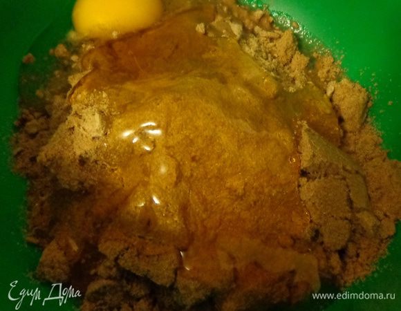 Добавить яйца и мед.