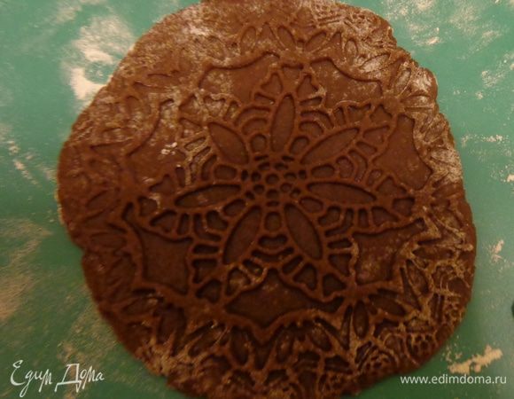 С помощью какого-нибудь красивого рельефа создать основу и вырезать узор круглой формочкой