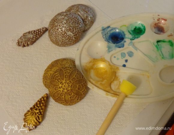 Когда основы остынут, нанести золотой и серебряный кондурин на контуры рисунка. 