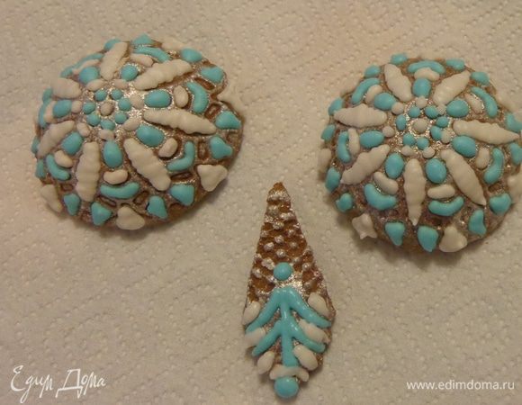 Серебристый.