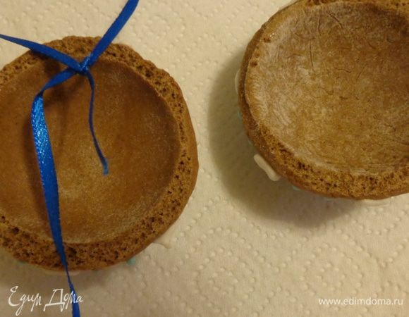 Когда все высохнет, с помощью мелкой терки подровнять края и приготовить тесемочку, на которой будет крепиться пряник.