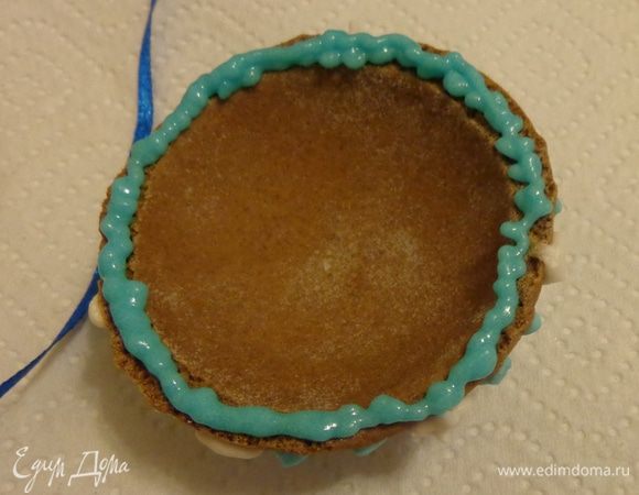 Смазать края айсингом.