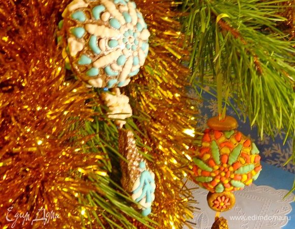 А сюрпризы  гремят внутри! А любопытные  ходят кругами! Но на каждое хотенье есть терпенье! Новый год уже близко!
Угощайтесь и ловите подарки! Они здесь: http://www.edimdoma.ru/club/posts/19640-novogodnie-podarochki-2