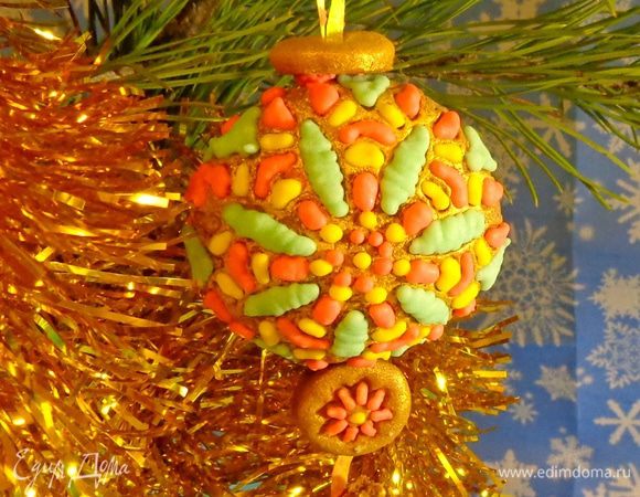 И вешать на елку! Вот золотая.