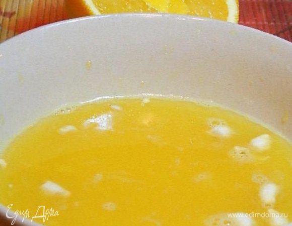 С большого апельсина и лимона отжать сок. Процедить. Должно получиться 150 мл. Вылить в глубокую миску, добавить стакан сахара и 3 ст. л. муки. Взбить венчиком, чтобы не было комочков. Поставить на огонь и довести до загустения.