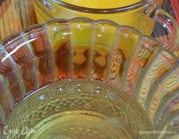 Яйца разделить на желтки и белки. Желтки добавить к апельсиновой массе, не переставая мешать. Снять с огня и немного остудить.