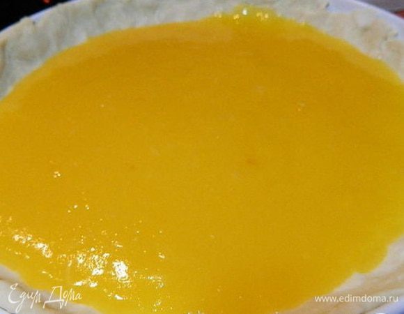 На тесто вылить начинку (начинка не должно быть жидкое, но и не сильно густое!). Выпекать при температуре 180°С 25 минут.
Взбить белки с 1 стаканом сахара в белую устойчивую пену. Вытащить пирог и выложить сверху безе. Запечь еще 15 минут.
