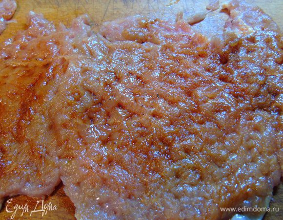 В посуде смешать вустерширский соус, соевый соус, паприку, чеснок, перец черный молотый по вкусу. Перемешать и хорошо обмазать мясо со всех сторон. Оставить на 30 минут.