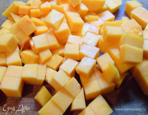 Тыкву нарезать кубиками.