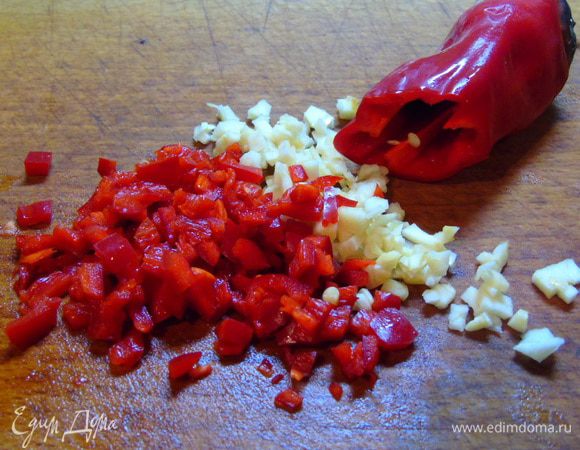 Перец и чеснок измельчить.