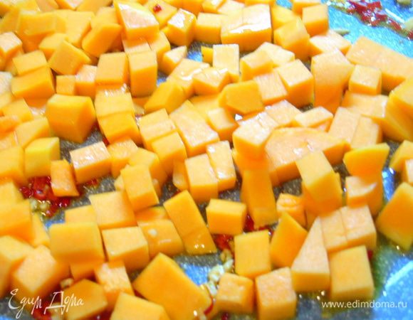 Добавляем тыкву и тушим на медленном огне до мягкости тыквы, только следите чтобы тыква не превратилась в  кашу.