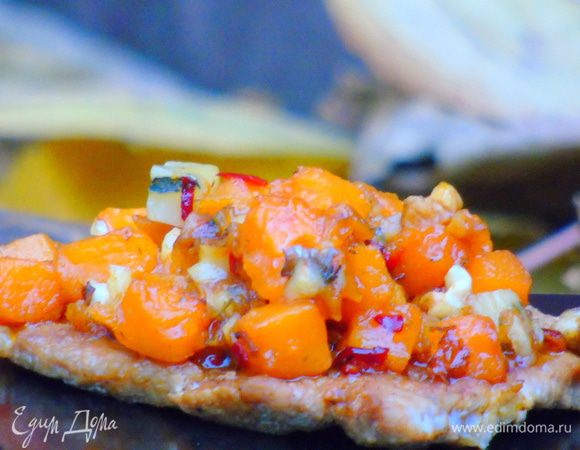 Выложите тыкву поверх мяса и подавайте! Приятного аппетита!