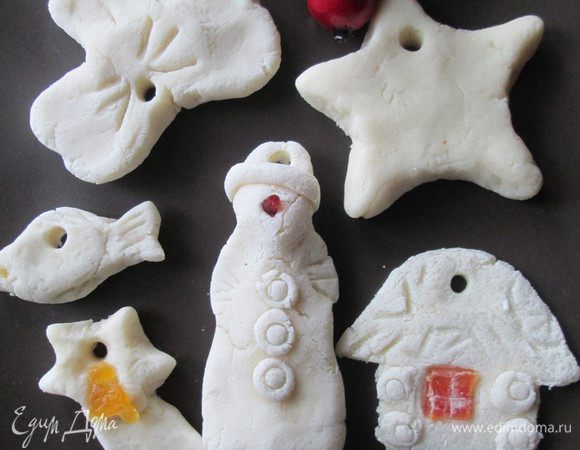 Таким же образом лепим другие игрушки — все зависит от вашей фантазии и фантазии ваших детей! Готовые игрушки подсушиваем в духовке. Плоские подсохнут за 30 минут.  Дальше дети будут раскрашивать их сами.
Тесто можно хранить в пакете несколько дней при комнатной температуре — оно не теряет своей пластичности.
