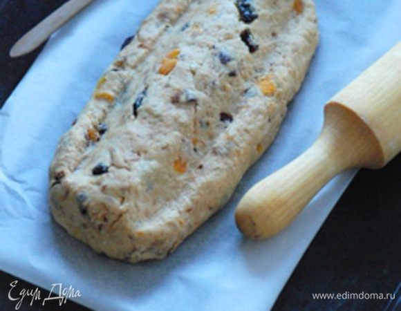 Придать форму штоллена. Смазать его водой и отправить в духовку. Выпекать при температуре 190°С 35-40 минут.