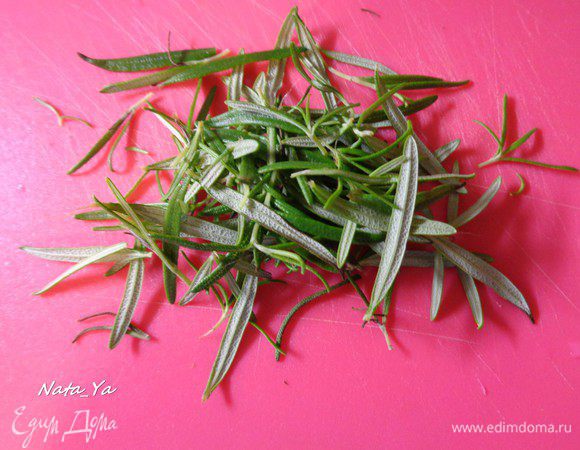 С розмарина оборвать веточки и нарезать не слишком мелко.