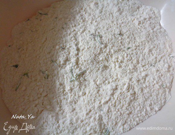 Смешать муку с розмарином.