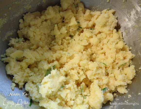 А затем вмешать муку с розмарином. Не усердствовать, как только тесто начало собираться в шар, заканчиваем месить.