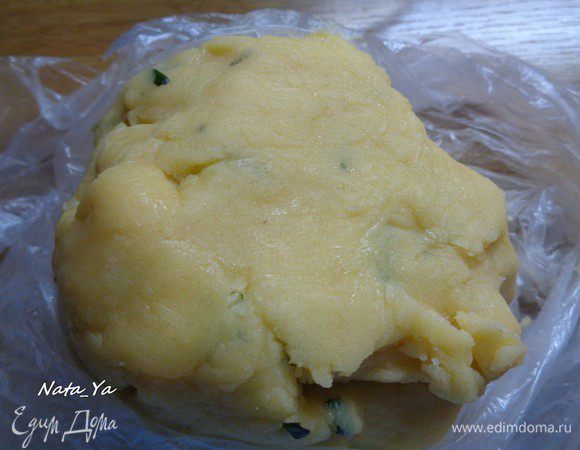 Готовое тесто положить в целлофановый пакет и отправить в холодильник на полчаса.