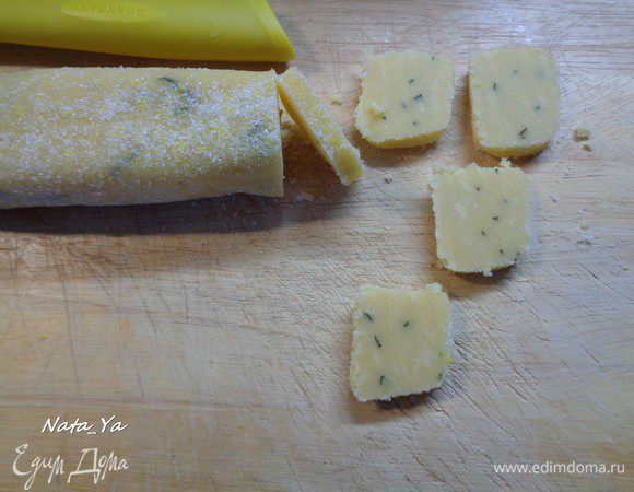 Затем нарезать печенье примерно 7-8 мм толщиной. Тесто хорошо охлажденное и режется не крошась.