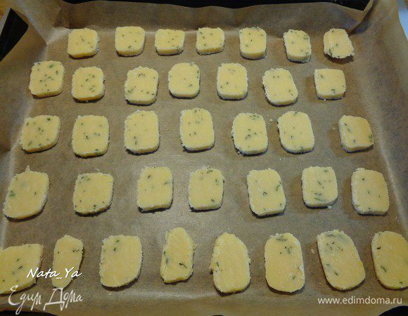 Выложить печенье на противень, покрытый пекарской бумагой, на небольшом расстоянии друг от друга. И отправить в разогретую до 200°С духовку примерно на 10 минут.
