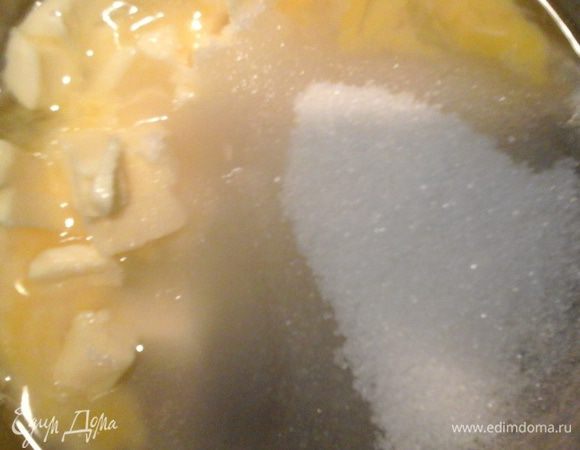 На водяной бане, постоянно помешивая, доводим до однородной массы яйцо, сливочное масло, мёд и сахарный песок. Добавляем соду и продолжаем размешивать минут 5-7, пока масса не станет густой.