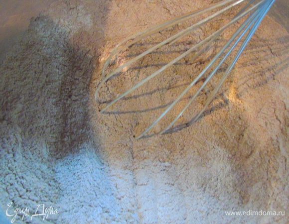 Смешиваем муку, какао, соль, сахар и соду. Хорошо венчиком перемешиваем.