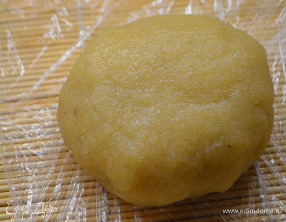 Начнем с того, что сделаем марципан: в чашке смешать 100 гр сахара, миндальную муку и белок. Тщательно перемешать и замесить густую пасту. Завернуть в пищевую пленку и убрать в холодильник на 8-12 часов. Я оставляю на ночь.