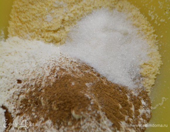 Печенье измельчить в блендере. К нему добавить муку, корицу, соль и 1 ст. л. сахара. Перемешать.