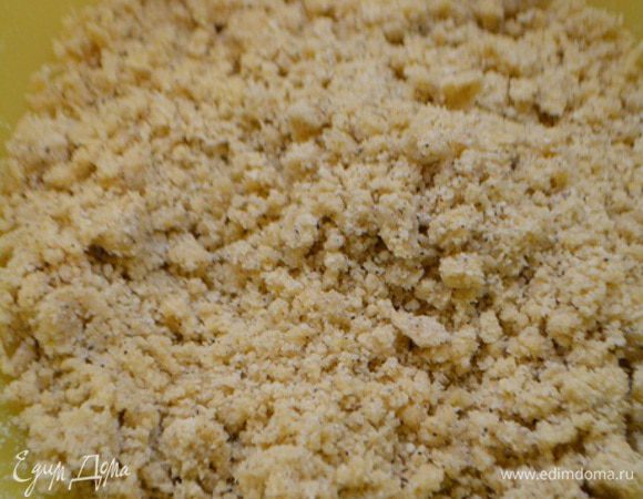 Влить растительное масло и 70 г мягкого сливочного. Перемешать до крошкообразного состояния.