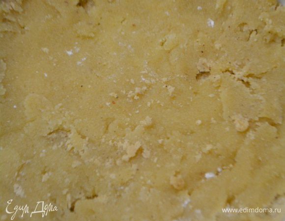 Марципан приплюснуть ладонью и уложить на песочную основу. Распределить аккуратно по всей поверхности пирога. Убрать в холодильник.