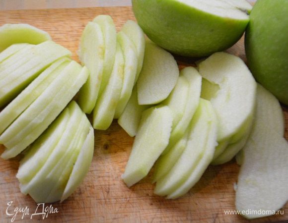 Тем временем яблоки очистить от кожуры и семян. Нарезать тонкими дольками.Можно сбрызнуть слегка соком лимона, чтобы яблоки не потемнели.