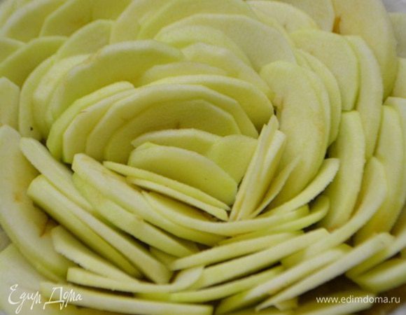 Уложить поверх марципановой массы. Начиная от края формы и идем по кругу к середине. Получается подобие цветка!