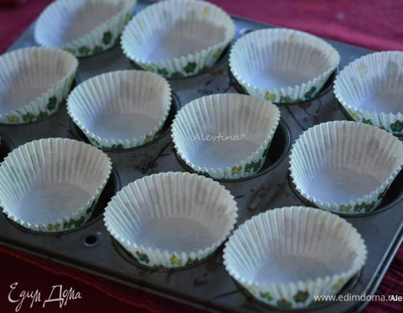 Выложить в формочки капкейков бумажные формочки или смазать маслом. Разогреть духовку до 200°С